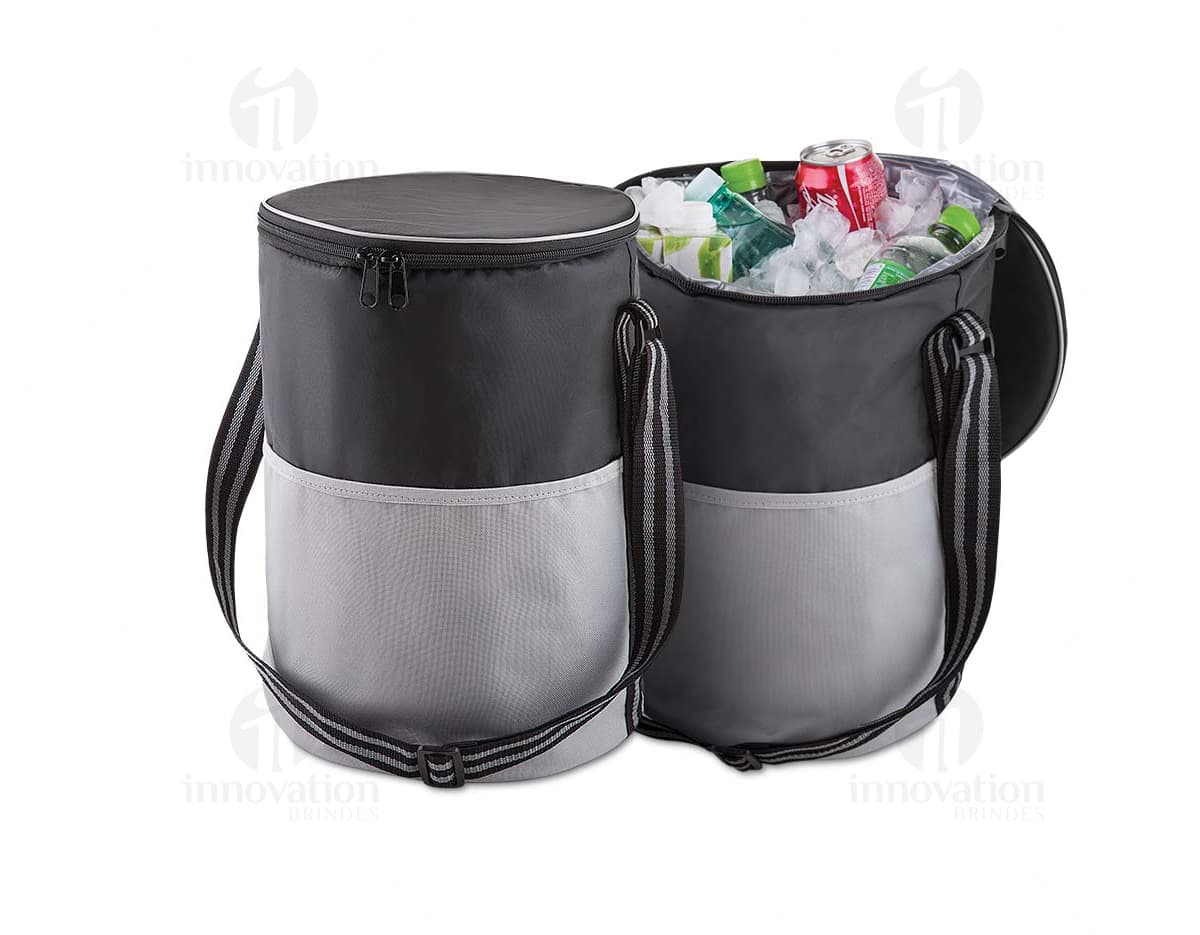 Bolsa Térmica Isolada em Couro Sintético - Ideal para Transportar Alimentos e Bebidas de Forma Confortável e Prática. Design Moderno e Elegante, com Zíper Completo e Alça para Facilitar o Transporte. Perfeita para Manter seus Itens Frescos e Conservados por Mais Tempo. Adquira já a sua!