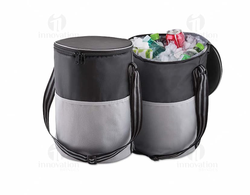 Bolsa Térmica Isolada em Couro Sintético - Ideal para Transportar Alimentos e Bebidas de Forma Confortável e Prática. Design Moderno e Elegante, com Zíper Completo e Alça para Facilitar o Transporte. Perfeita para Manter seus Itens Frescos e Conservados por Mais Tempo. Adquira já a sua!