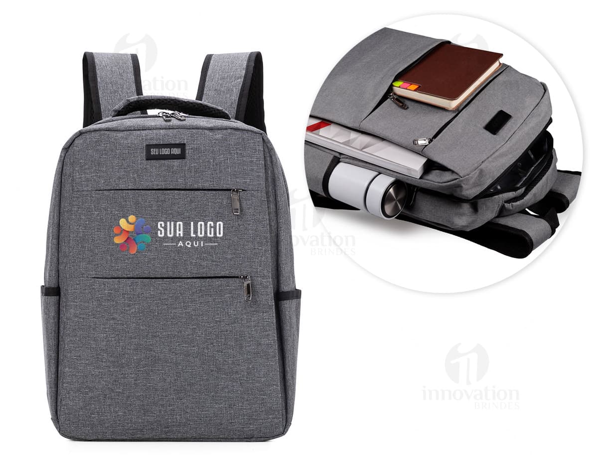 Mochila para notebook preta em couro sintético, ideal para transporte seguro de seu equipamento eletrônico. Moderna e compacta, possui compartimentos práticos e estilo sofisticado. Perfeita para viagens e uso diário. Adquira já a sua! #mochila #notebook #tecnologia #viagem