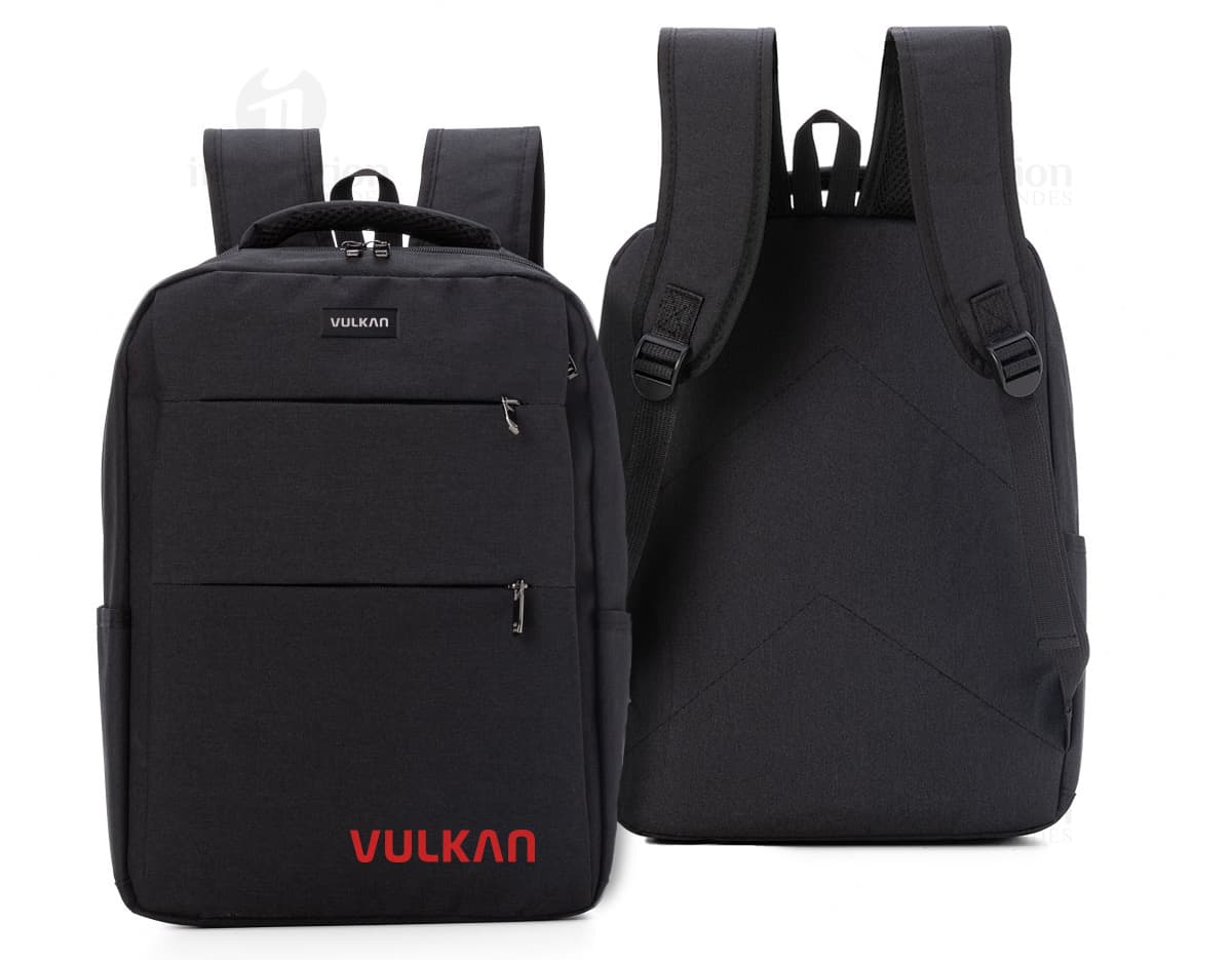 Mochila para notebook preta de couro, ideal para transporte seguro de equipamentos eletrônicos e tecnológicos. Perfeita para profissionais modernos em viagens de negócios. Estilo e praticidade em um único produto. Adquira já a sua!