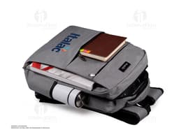 Mochila preta moderna para notebook, ideal para transporte seguro de equipamentos eletrônicos. Compartimentos práticos e