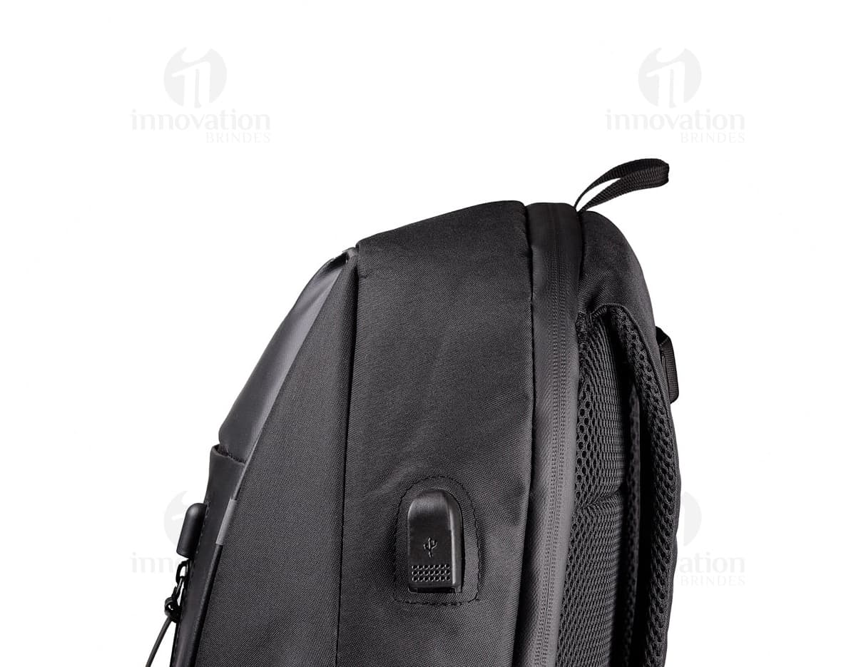 Mochila para notebook de couro contemporânea, ideal para viagens de negócios. Design moderno, com alça retro e fecho com zíper. Perfeita para guardar seus equipamentos eletrônicos com segurança. Garanta já a sua!