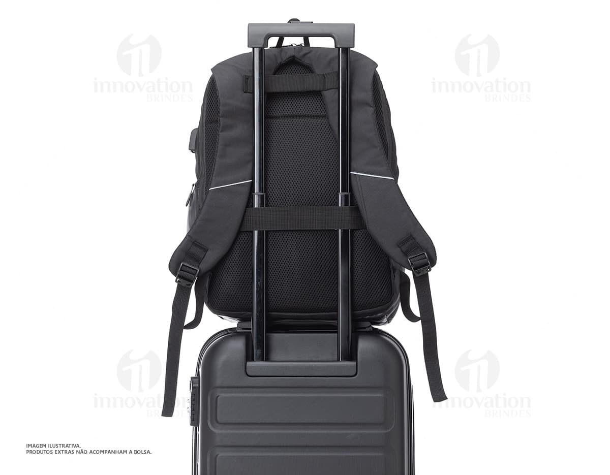 Mochila para notebook de couro com design contemporâneo e alça retro. Perfeita para viagens de negócios ou para o dia a dia. Compartimento espaçoso, zíper resistente e alça confortável. Mantenha seus eletrônicos seguros e estilizados. Ideal para quem busca praticidade e estilo. Compre já a sua!