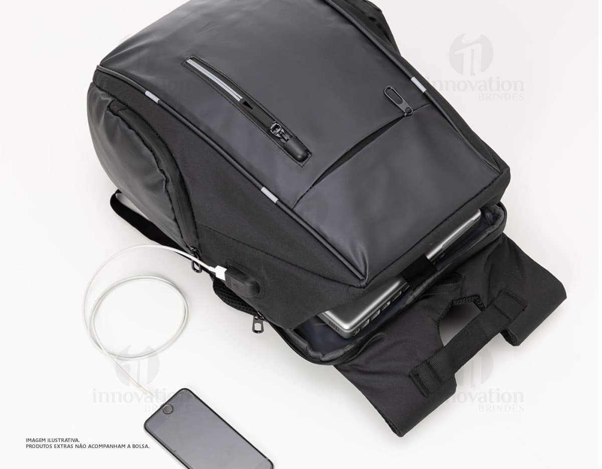 Mochila para notebook em couro sintético retro. Perfeito para viagens de negócios ou lazer. Com design contemporâneo e espaço para todos os seus equipamentos eletrônicos. Confeccionada em material de alta qualidade, possui alça resistente e zíper. Ideal para quem busca praticidade com estilo.