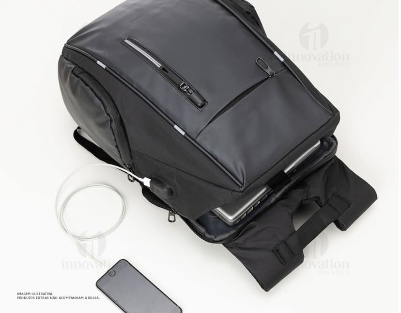 Mochila para notebook em couro sintético retro. Perfeito para viagens de negócios ou lazer. Com design contemporâneo e espaço para todos os seus equipamentos eletrônicos. Confeccionada em material de alta qualidade, possui alça resistente e zíper. Ideal para quem busca praticidade com estilo.