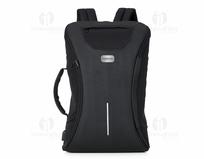 Mochila preta de 17 polegadas feita de poliéster, ideal para notebook. O acessório de couro sintético é elegante e atemporal, perfeito para uso casual ou profissional. Ideal para compras, viagens ou para uso diário.