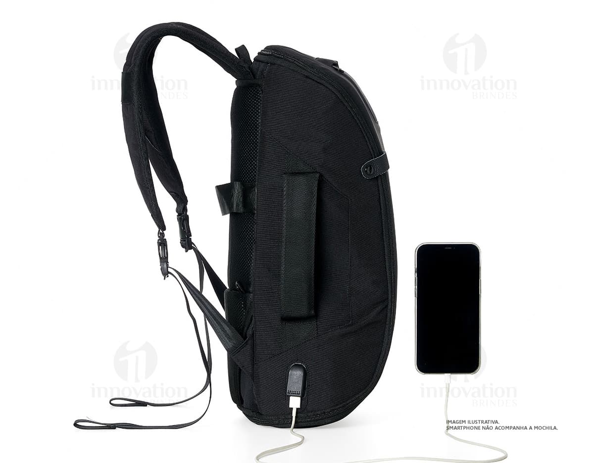 Mochila preta de 17 polegadas feita de poliéster, ideal para notebook. O acessório de couro sintético é elegante e atemporal, perfeito para uso casual ou profissional. Ideal para compras, viagens ou para uso diário.