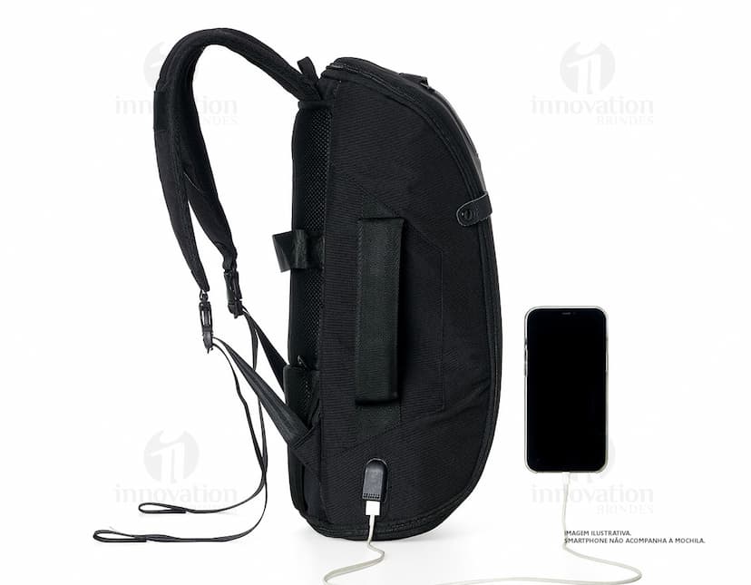 Mochila preta de 17 polegadas feita de poliéster, ideal para notebook. O acessório de couro sintético é elegante e atemporal, perfeito para uso casual ou profissional. Ideal para compras, viagens ou para uso diário.