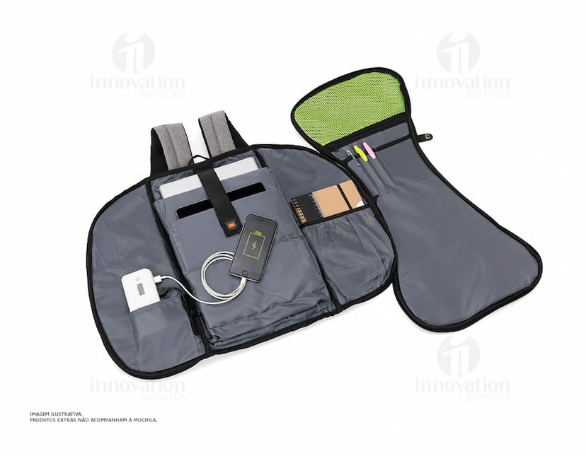 Mochila preta de 17 polegadas feita de poliéster, ideal para notebook. O acessório de couro sintético é elegante e atemporal, perfeito para uso casual ou profissional. Ideal para compras, viagens ou para uso diário.