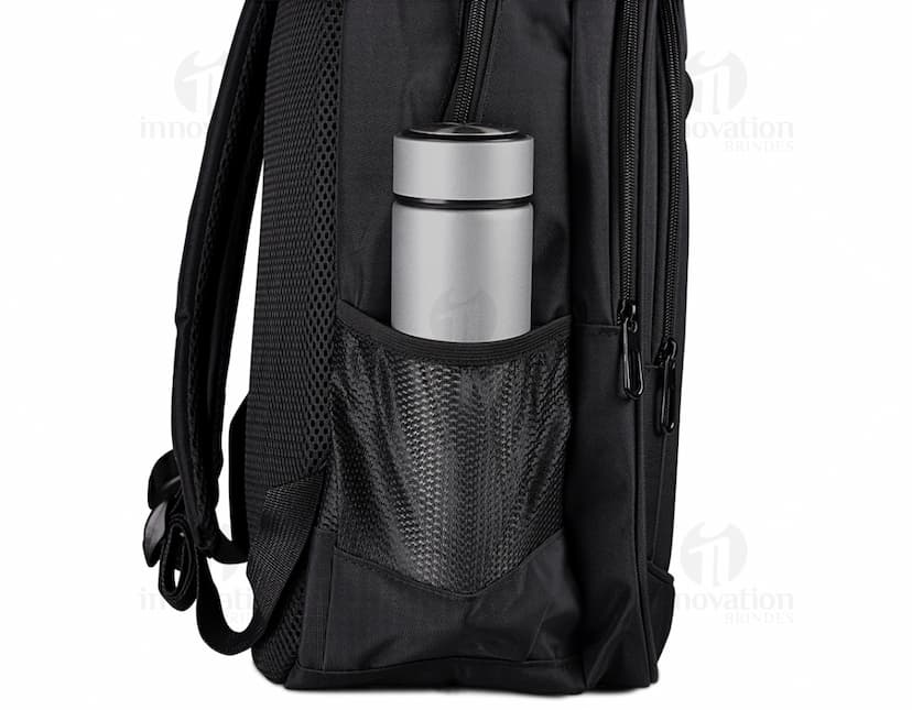 Mochila notebook 18" compartimento de couro preto para viagens com alças e zíper.