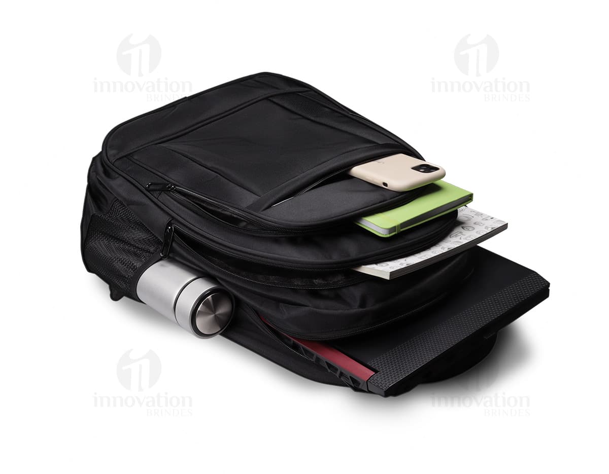 Mochila notebook 18" compartimento de couro preto para viagens com alças e zíper.