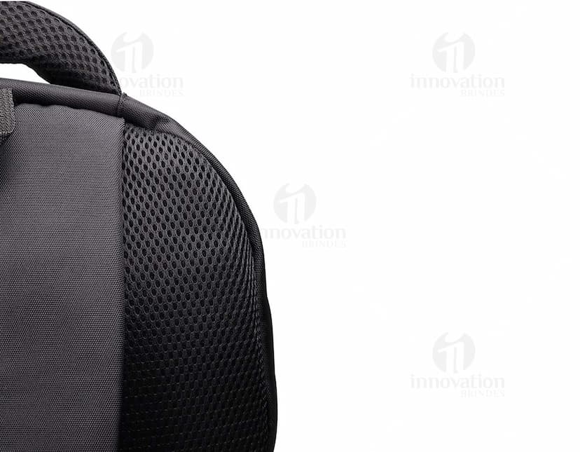Mochila notebook 18" compartimento de couro preto para viagens com alças e zíper.