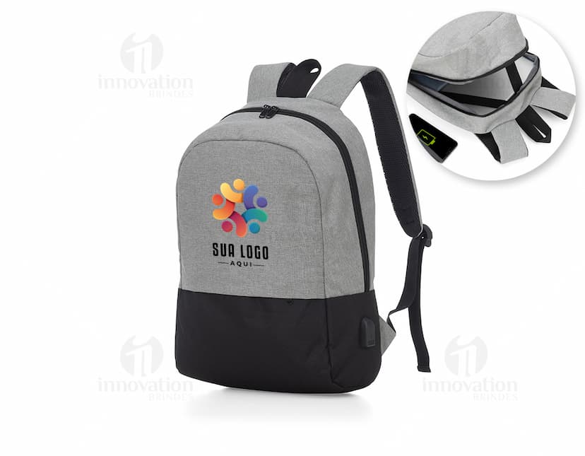 Mochila para notebook feita em couro, perfeita para viagens ou para o dia a dia. Moderna e elegante, essa bolsa possui alças ajustáveis e amplo espaço interno. Proteja seu equipamento de forma sofisticada e com muito estilo. Ideal para quem busca praticidade e segurança.
