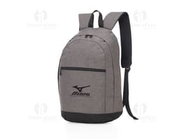 Homem de terno preto segurando uma mochila de nylon preta com alça de couro, adequada para notebook de até 16,5 polegadas.