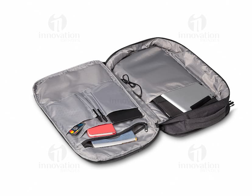 Mochila Pasta de Couro Moderna para Viagens de Negócios. Com design elegante, esta mochila combina estilo e funcionalidade. Perfeita para armazenar equipamentos e acessórios de forma organizada. Ideal para quem busca praticidade e sofisticação em suas jornadas corporativas.