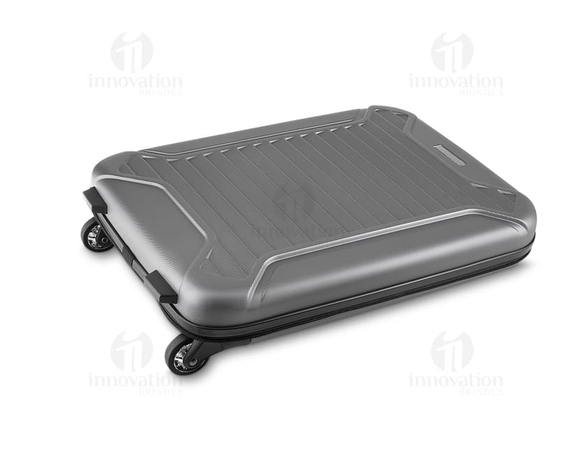 Mala de viagem pequena de tecido lateral em ABS, preta e moderna. Contém equipamentos eletrônicos e de áudio no interior, com design vintage e fecho de metal. Ideal para viagens de negócios ou lazer.