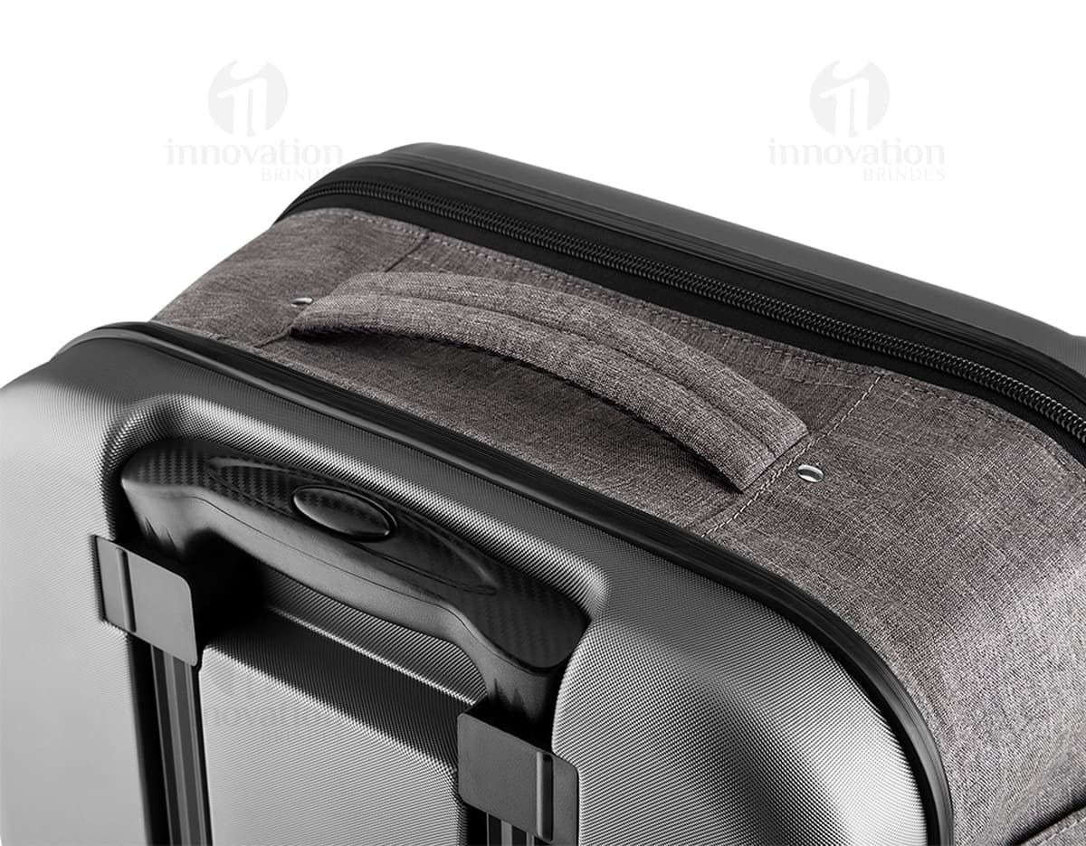 Mala de viagem pequena de tecido lateral em ABS, preta e moderna. Contém equipamentos eletrônicos e de áudio no interior, com design vintage e fecho de metal. Ideal para viagens de negócios ou lazer.
