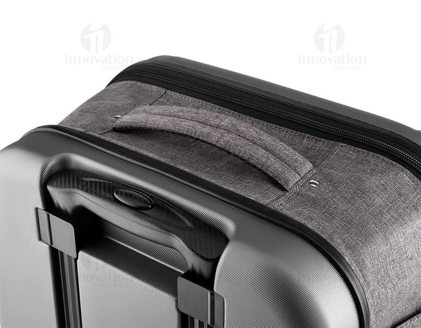 Mala de viagem pequena de tecido lateral em ABS, preta e moderna. Contém equipamentos eletrônicos e de áudio no interior, com design vintage e fecho de metal. Ideal para viagens de negócios ou lazer.