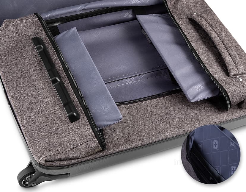 Mala de viagem pequena de tecido lateral em ABS, preta e moderna. Contém equipamentos eletrônicos e de áudio no interior, com design vintage e fecho de metal. Ideal para viagens de negócios ou lazer.