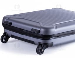 Mala de viagem pequena de tecido lateral em ABS, preta e moderna. Contém equipamentos eletrônicos e de áudio no interior, com