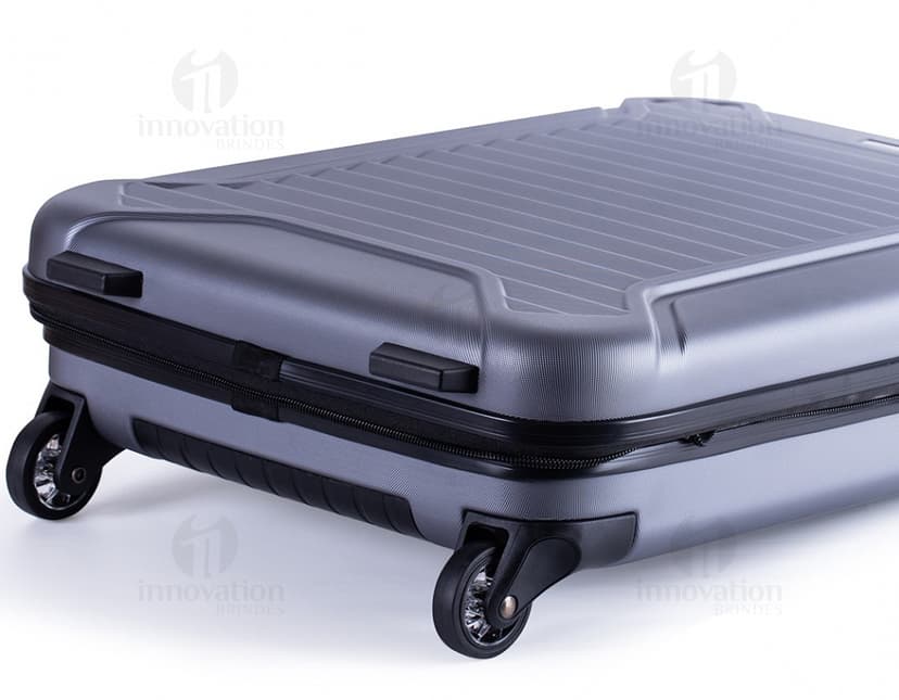 Mala de viagem pequena de tecido lateral em ABS, preta e moderna. Contém equipamentos eletrônicos e de áudio no interior, com design vintage e fecho de metal. Ideal para viagens de negócios ou lazer.