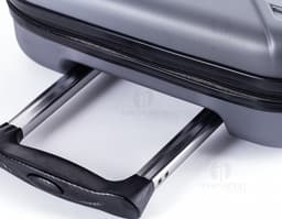 Mala de viagem pequena de tecido lateral em ABS, preta e moderna. Contém equipamentos eletrônicos e de áudio no interior, com