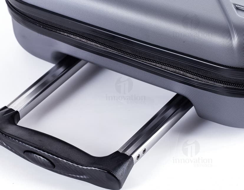 Mala de viagem pequena de tecido lateral em ABS, preta e moderna. Contém equipamentos eletrônicos e de áudio no interior, com design vintage e fecho de metal. Ideal para viagens de negócios ou lazer.