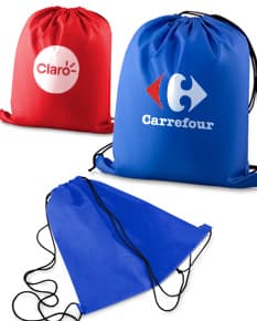 Sacola mochila nylon 210gr sobre um fundo branco, com um notebook, torradeira, papel em branco e outros objetos de cozinha e escritório ao redor. A imagem possui um design 3D e é ideal para representar negócios, presentes, comunicação e vendas.