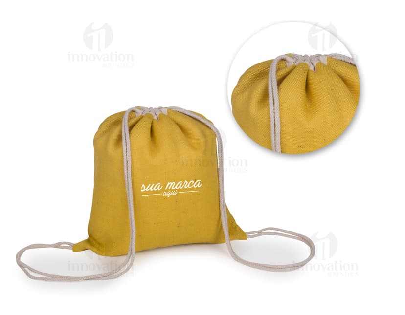 Descrição ALT: Sacola mochila marrom e dourada, perfeita para presentear de forma especial. Ideal para transportar alimentos saudáveis e guloseimas em um design elegante e prático. Um brinde gourmet e funcional para quem valoriza qualidade e estilo. Aproveite essa opção versátil e sofisticada para surpreender em qualquer ocasião.