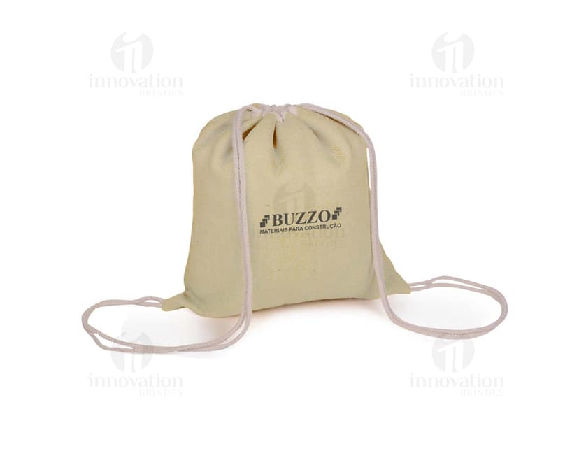 Sacola Mochila Marrom de Brlndes: Ideal para suas eco campanhas promocionais. Feita de material orgânico, esta sacola sustentável traz elegância e praticidade em seu design. Perfeita para transportar comércio da feira, lançamento de marcas, ou eventos da sua empresa. Peça já a sua!