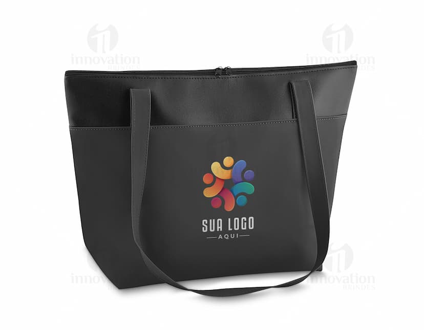 Bolsa Térmica em Couro Preto - Ideal para manter seus alimentos frescos e na temperatura certa durante o dia. Moderna, elegante e prática para o dia a dia. Perfeita para levar para o trabalho, academia ou passeios. Garanta já a sua!