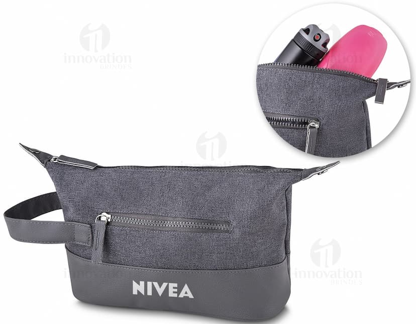 Nécessaire de couro elegante, perfeito para suas compras. Com fecho de zíper, alça e fivela, é o acessório ideal para manter seus pertences organizados. Leve e prático, combina estilo e funcionalidade em um único item. Essencial para quem busca sofisticação no dia a dia. Compre já o seu!