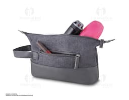 Necessaire em couro, elegante e prática. Perfeita para organizar seus pertences com estilo. Com fecho em zíper e alça