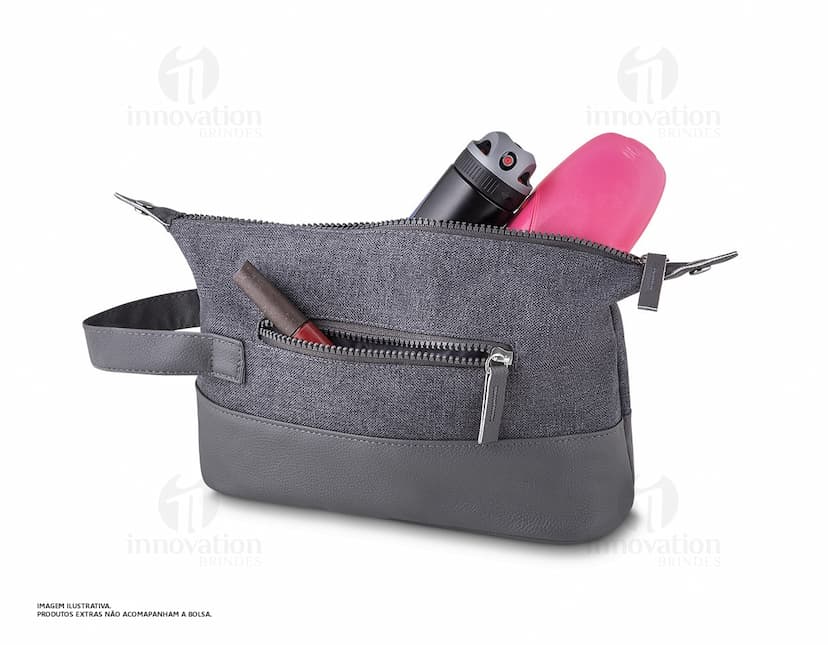 Necessaire em couro, elegante e prática. Perfeita para organizar seus pertences com estilo. Com fecho em zíper e alça ajustável, é a companhia ideal para suas viagens ou dia a dia. Adquira já a sua!
