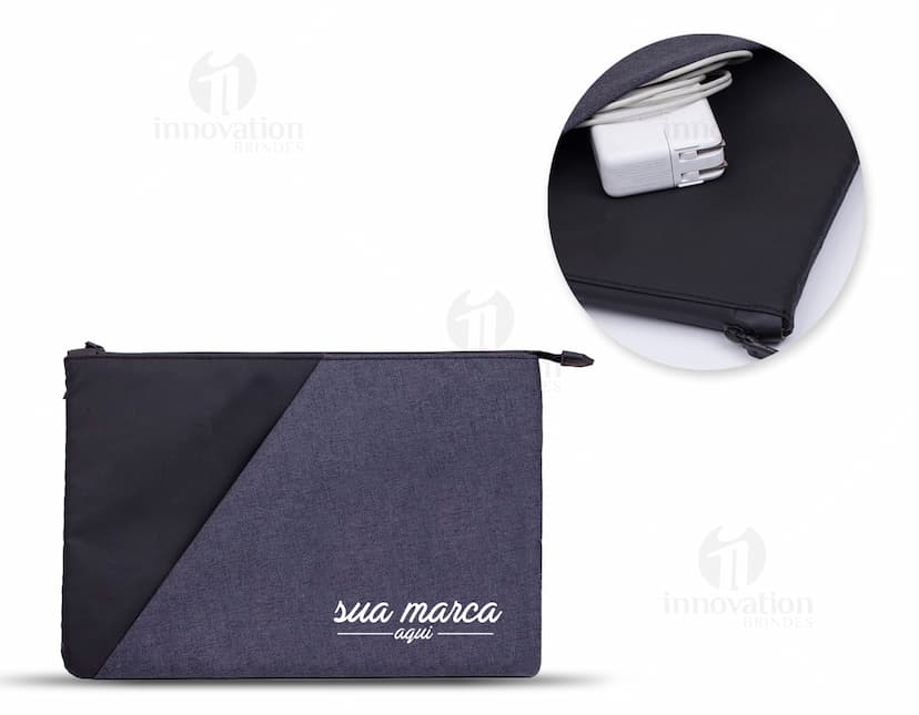 Pasta notebook de alta qualidade em poliéster, com design moderno em metal prateado, ideal para armazenar documentos, notas e equipamentos eletrônicos. A pasta possui espaço interno para guardar um notebook, drive externo, documentos e dinheiro, além de contar com compartimentos para caneta, mouse e outros acessórios. Seu material resistente e acabamento de alta qualidade fazem dela uma opção ideal para o ambiente de trabalho.