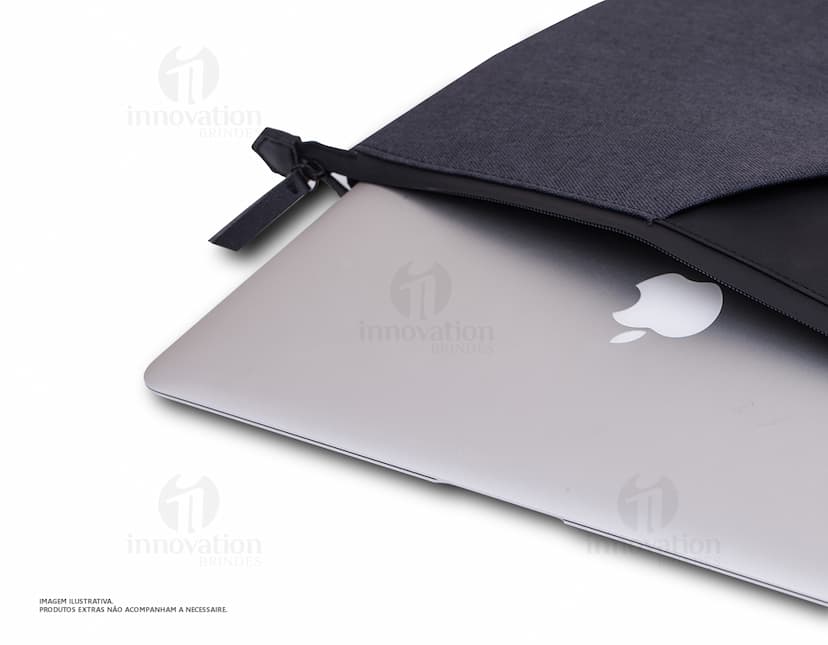 Pasta notebook de alta qualidade em poliéster, com design moderno em metal prateado, ideal para armazenar documentos, notas e equipamentos eletrônicos. A pasta possui espaço interno para guardar um notebook, drive externo, documentos e dinheiro, além de contar com compartimentos para caneta, mouse e outros acessórios. Seu material resistente e acabamento de alta qualidade fazem dela uma opção ideal para o ambiente de trabalho.