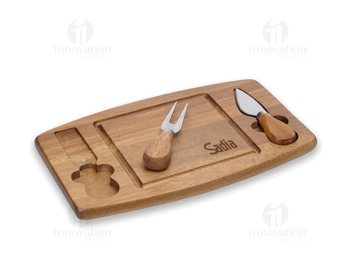 Kit de queijo de 3 peças em madeira retrô. Ideal para um estilo de negócio vintage e elegante. Feito à mão, com design exclusivo e utensílios de alta qualidade. Perfeito para uma mesa de queijos moderna e sofisticada. Adquira já o seu!