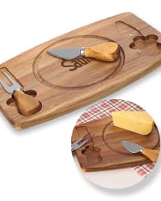 Kit Queijo 3 Peças - Conjunto vintage de utensílios de madeira para queijos. Perfeito para quem aprecia um bom queijo em grande estilo. Ideal para presentear ou complementar sua mesa de jantar. Isolado e de design retrô, é um símbolo de bom gosto e sofisticação. Adquira já o seu!