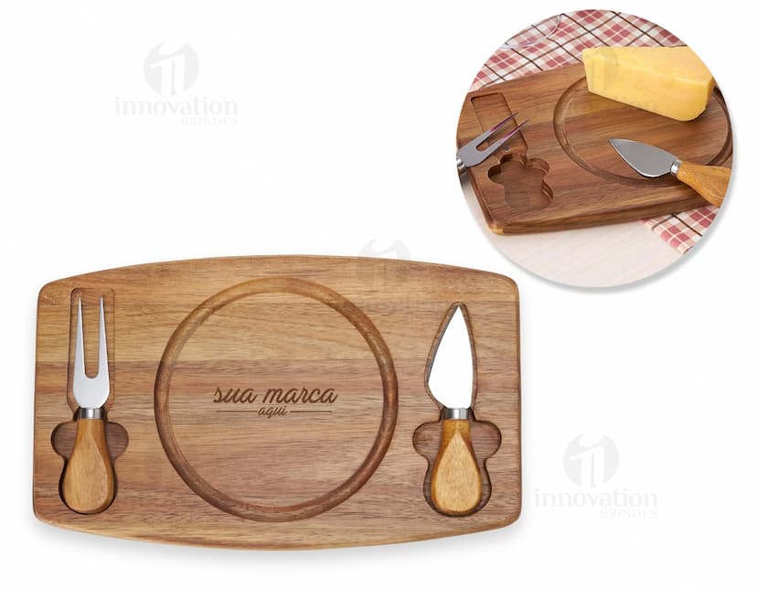 Kit queijo 3 peças em madeira para um charmoso momento de degustação. Com design vintage e retro, este conjunto é perfeito para quem aprecia uma boa tábua de queijos. Ideal para presentear ou adicionar um toque especial à sua mesa. Um conjunto de utensílios indispensável para os apreciadores de queijo. Adquira já o seu!