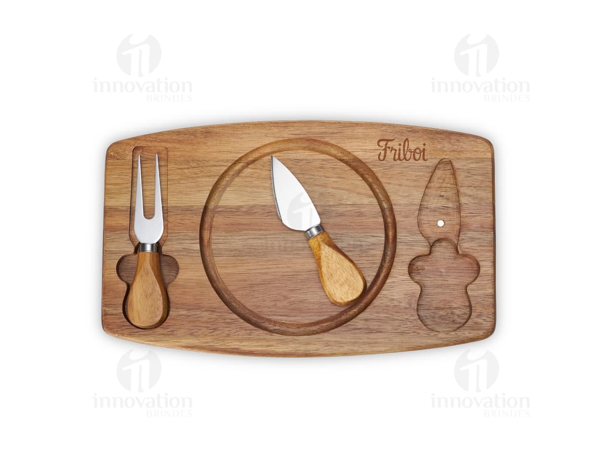Kit queijo 3 peças em madeira para mesa retrô. Conjunto vintage, ideal para decorar e servir. Utensílios de queijo em wood isolados. Acesse já!