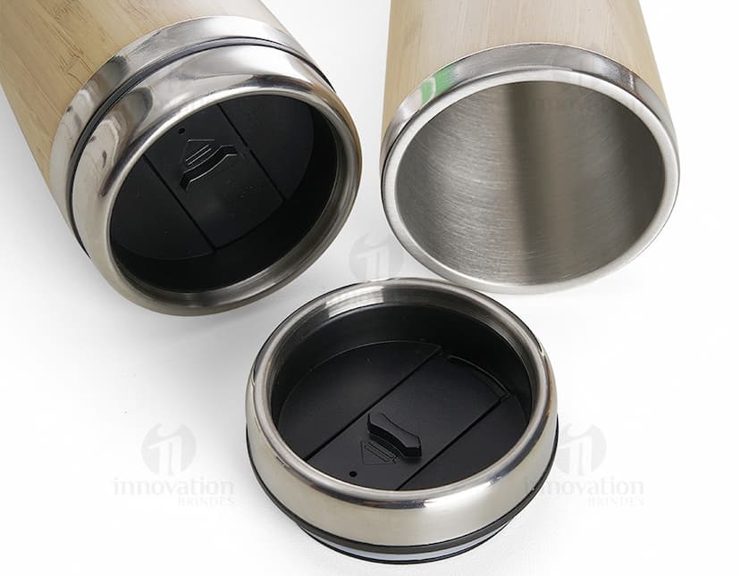 Copo de bambu 500ml em cor verde, com tampa de rosca e alça de tecido marrom.