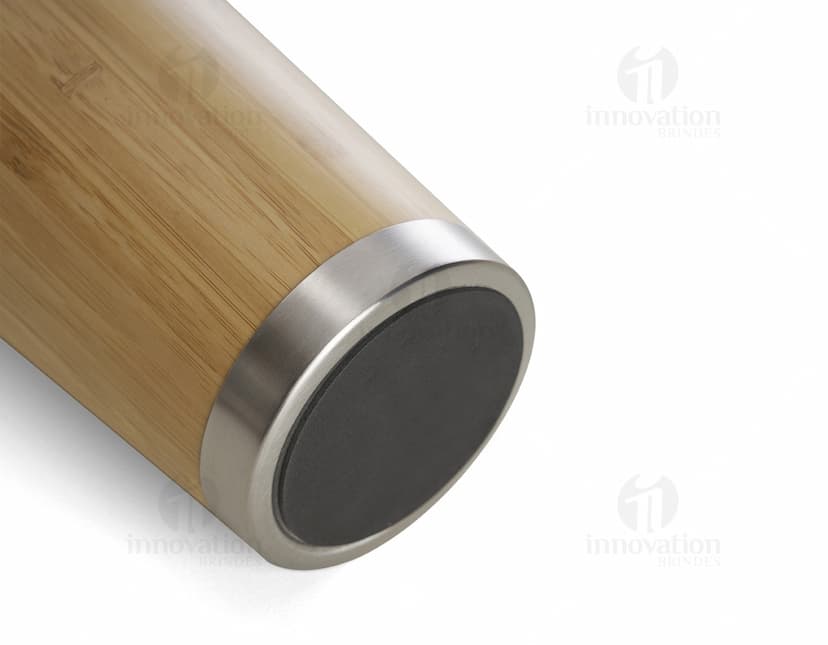 Copo de bambu 500ml em cor verde, com tampa de rosca e alça de tecido marrom.