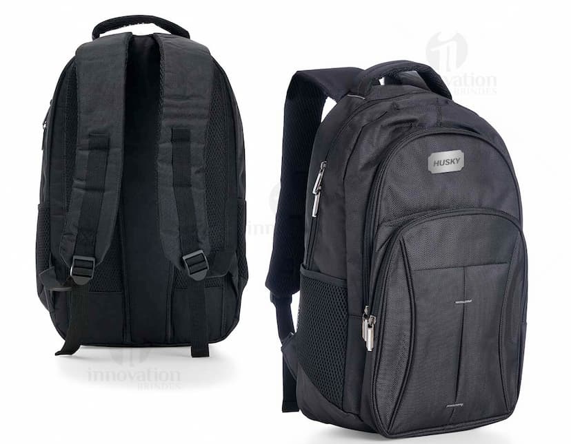 Mochila para notebook de couro moderna e prática. Ideal para usar no trabalho ou nos estudos. Com alças ajustáveis e compartimento acolchoado para maior segurança do seu laptop. Design clássico e elegante. Garanta já a sua!