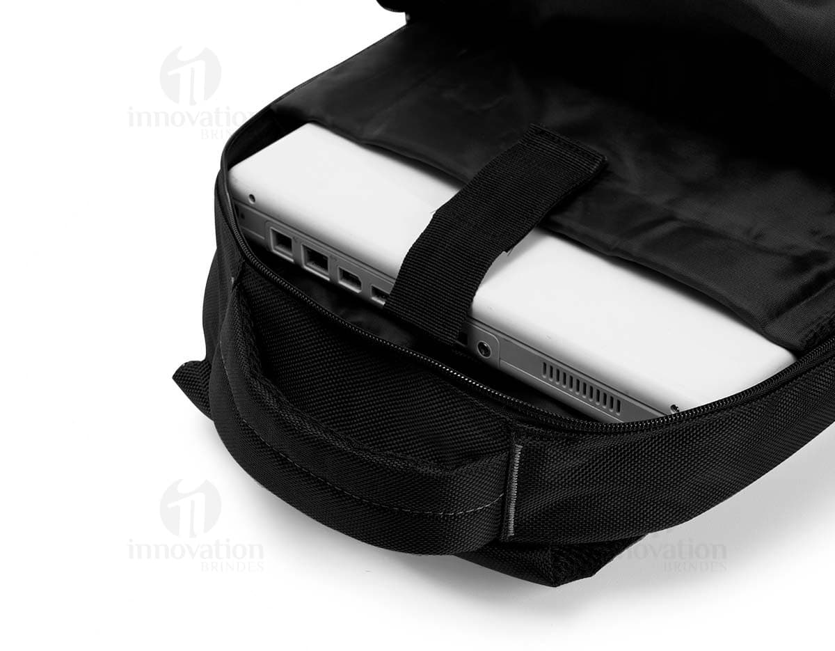 Mochila para notebook de couro moderna, elegante e espaçosa. Ideal para o transporte seguro de equipamentos. Com alças de nylon e alça de mão. Perfeita para o dia a dia no trabalho ou na faculdade. Adquira já a sua!