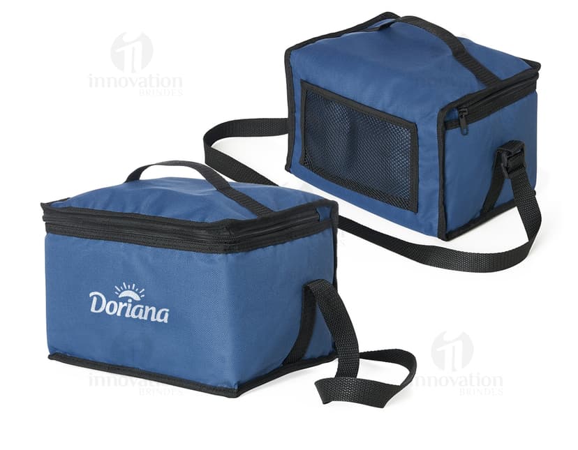 Bolsa térmica de 8 litros, ideal para manter suas bebidas geladas durante viagens ou em passeios ao ar livre. Feita em couro sintético de alta qualidade, com alça resistente e zíper prático para fechamento. Perfeita para uso casual, shopping ou até mesmo no escritório. Mantenha suas bebidas sempre frescas e aproveite o melhor da moda e praticidade com essa bolsa térmica.
