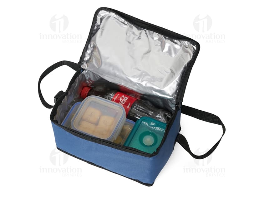 Bolsa térmica 8 litros em couro sintético para viagens e passeios. Ideal para armazenar alimentos e bebidas, mantendo a temperatura por horas. Prática alça para transporte, zíper resistente e design elegante. Perfeita para quem busca estilo e funcionalidade. Ideal para uso diário, lazer ou trabalho. Garanta já a sua! Ideal para presentear ou para uso próprio.