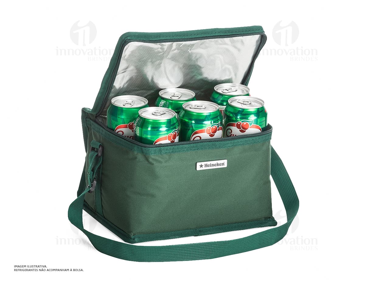 Bolsa térmica de 8 litros, ideal para manter seus alimentos frescos durante viagens ou até mesmo no dia a dia. Confeccionada em couro sintético de alta qualidade, possui alça resistente e fecho em zíper. Perfeita para levar marmitas, lanches e bebidas de forma prática e segura. Garanta já a sua! Acesse nosso site e confira essa e outras opções de brindes personalizados.
