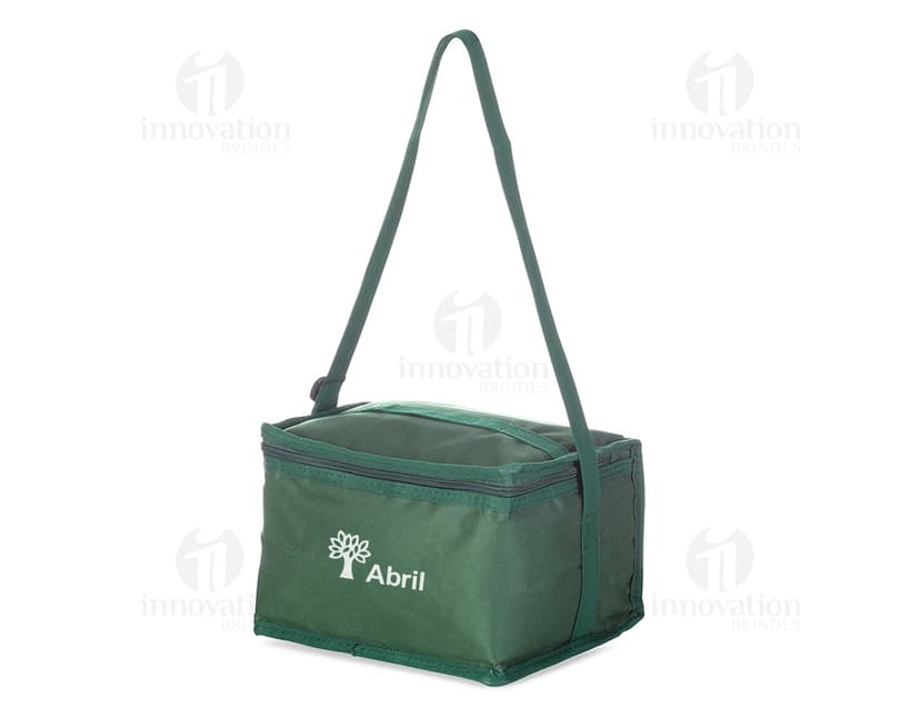 Bolsa térmica de 8 litros perfeita para manter seus alimentos e bebidas frescos durante viagens e passeios. Feita de couro sintético de alta qualidade, possui alça resistente e zíper para fechamento seguro. Ideal para uso diário, viagens ou compras. Prática e estilosa, essa bolsa é o acessório perfeito para quem busca praticidade e estilo no dia a dia. Garanta já a sua!