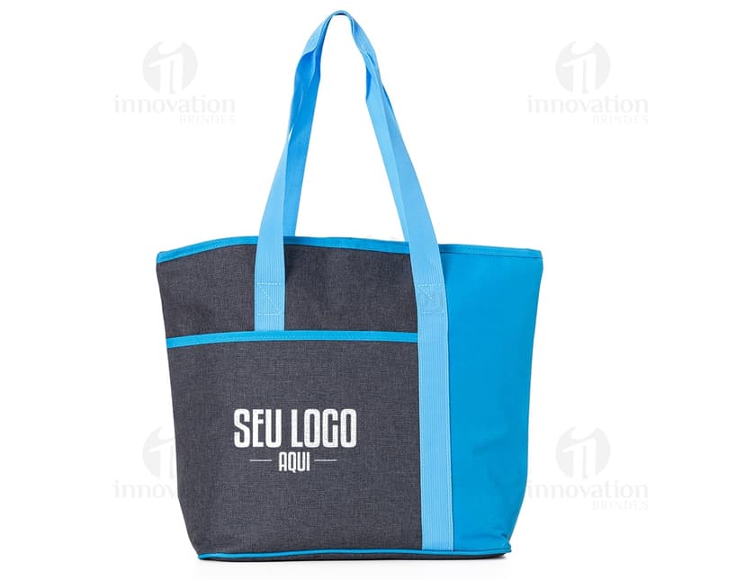 Bolsa térmica de 15 litros, ideal para manter seus alimentos e bebidas sempre frescos e protegidos. Confeccionada em couro sintético de alta qualidade, essa bolsa possui alça resistente e fechamento em zíper. Perfeita para um dia de compras, praia ou viagem, essa bolsa é o acessório perfeito para quem busca praticidade e elegância. Aproveite a promoção e adquira já a sua bolsa térmica de 15 litros! Ideal para ocasiões diversas.