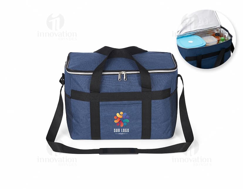 Bolsa térmica 33 litros preta de nylon moderna com design elegante e alça ajustável. Perfeita para viagens, passeios e uso diário. Mantenha seus alimentos e bebidas frescos por mais tempo com estilo e praticidade. Com zíper resistente e bolsos espaçosos, essa bolsa térmica é o acessório perfeito para quem busca elegância e funcionalidade. Garanta já a sua!